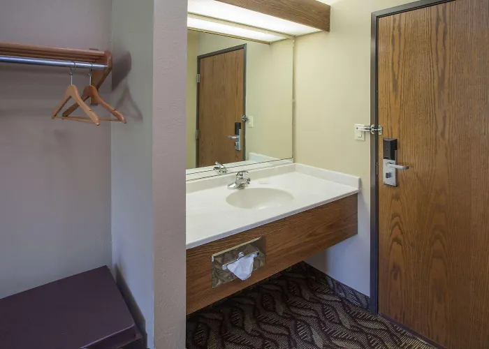 Super 8 By Wyndham Hotel 2*